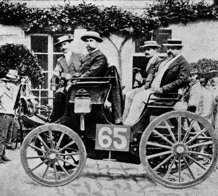 사진3-1894년-7월-세계-최초-레이싱-대회에서-2등을-거둔-다임러사-개발-엔진-탑재-차량.jpg